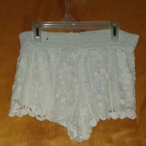 Women's No Boundaries White Floral Crocheted Swim Shorts Small (3-5)